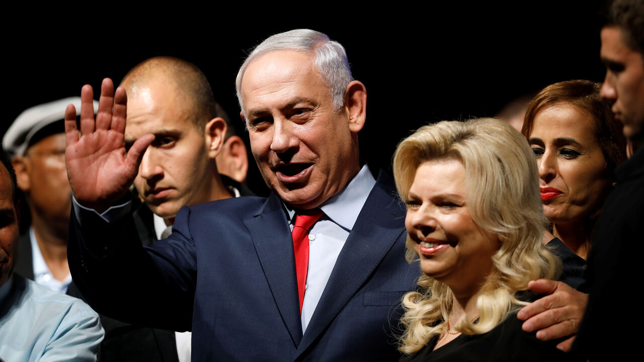 Israeli Prime minister Benjamin Netanyahu (C) and his wife Sara react to his supporters during an event by his Likud Party in Tel Aviv, Israel August 9, 2017. REUTERS/Amir Cohen - RTS1B3HZ