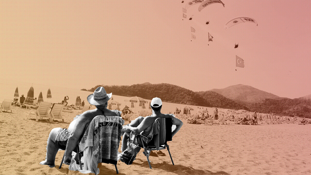 Local and foreign tourists watch International Oludeniz Air Games as they enjoy the sunny weather on a beach in Fethiye in Mugla province, Turkey October 11, 2016. Picture taken October 11, 2016. REUTERS/Kenan Gurbuz - RTSRW39