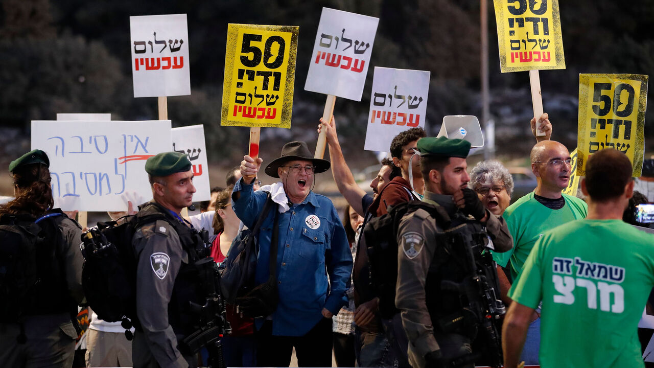 Israeli security forces stand guard during a demonstration organized by Peace Now in the Gush Etzion settlement block on September 27, 2017, against the 50th anniversary of the creation of the first Israeli settlement in the occupied West Bank and Golan Heights.
Israel's government hosted a celebration of 50 years of Jewish settlement in the occupied West Bank and Golan Heights, angering the Palestinians and triggering a row with the supreme court. / AFP PHOTO / Thomas COEX / The erroneous mention[s] appear