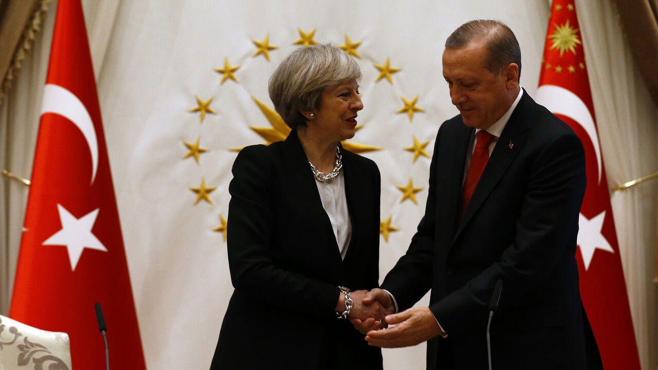 Turkish President Tayyip Erdogan shakes hands with Britain's Prime Minister Theresa May after their meeting at the Presidential Palace in Ankara, Turkey, January 28, 2017. REUTERS/Umit Bektas - LR1ED1S12NA6O