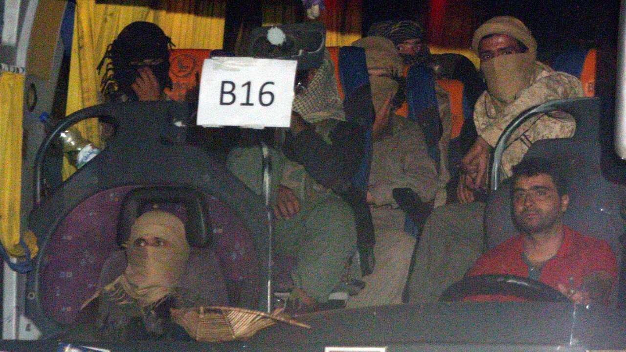 A convoy of Islamic State fighters and their families begin to depart from the Lebanon-Syria border zone in Qalamoun, Syria August 28, 2017. REUTERS/ Omar Sanadiki - RC15AA1676A0