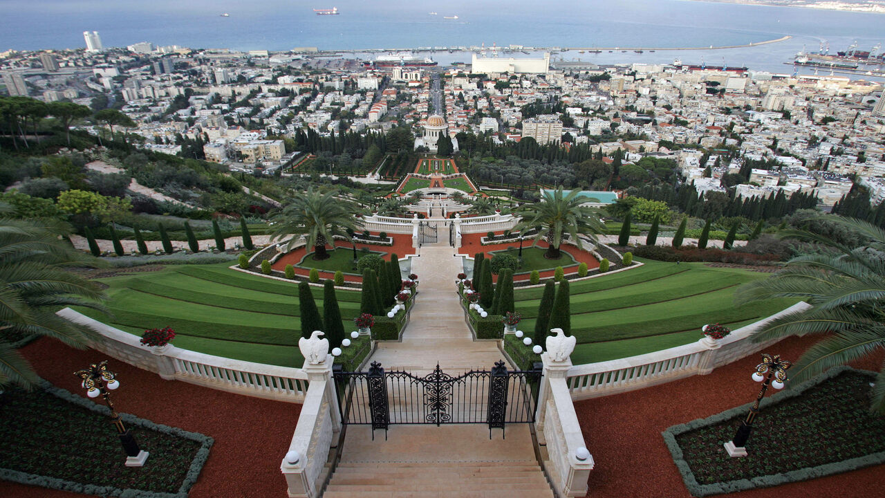 A holy shrine of the Baha'i faith is seen in the northern Israeli city of Haifa in this November 16, 2006 picture. Founded in the 19th century by a Persian nobleman, Baha'i is considered by some scholars to be an offshoot of Islam. The faith sees itself as an independent religion and its 5 million followers are spread across more than 190 countries. Picture taken November 16, 2006. To match feature ISRAEL BAHAI/       REUTERS/Ammar Awad (ISRAEL) - GM1DUAMZIIAB