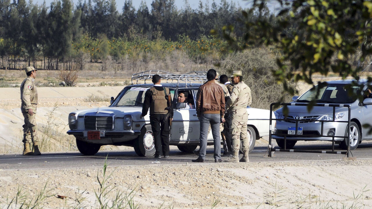 Egyptian security personnel check cars at a checkpoint near the site, where separate attacks on security forces in North Sinai on Thursday killed 30 people, in Arish, North Sinai, Egypt, January 31, 2015.  President Abdel Fattah al-Sisi said on Saturday that Egypt faces a long, hard battle against militancy, days after one of the bloodiest attacks on security forces in years. On Thursday night, four separate attacks on security forces in North Sinai were among the worst in the country in years. Islamic Stat