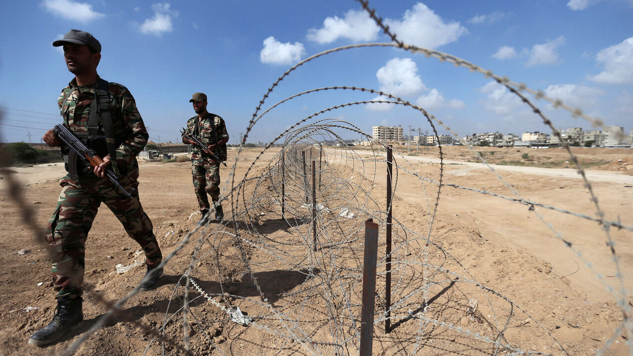 Members of Palestinian security forces loyal to Hamas patrol on the border with Egypt, in Rafah, in the southern Gaza Strip October 8, 2017. REUTERS/Ibraheem Abu Mustafa - RC1ECF6748C0