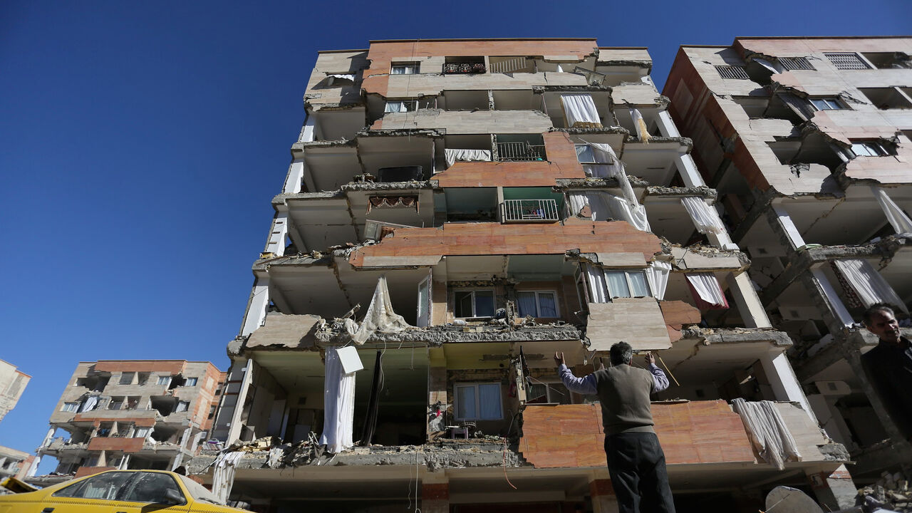 A man reacts as he looks at a damaged building following an earth quake in Sarpol-e Zahab county in Kermanshah, Iran November 13, 2017. REUTERS/Tasnim News Agency  ATTENTION EDITORS - THIS PICTURE WAS PROVIDED BY A THIRD PARTY. - RC1197D36C20