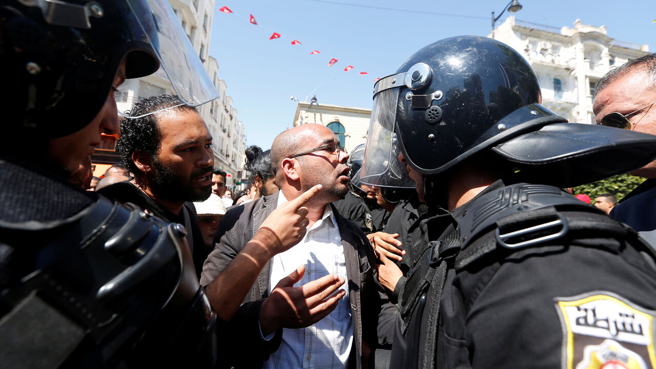 Law students clash with riot police officers, during a demonstration against the government  in Tunis, Tunisia April 14, 2017. REUTERS/Zoubeir Souissi - RC1DD693F560