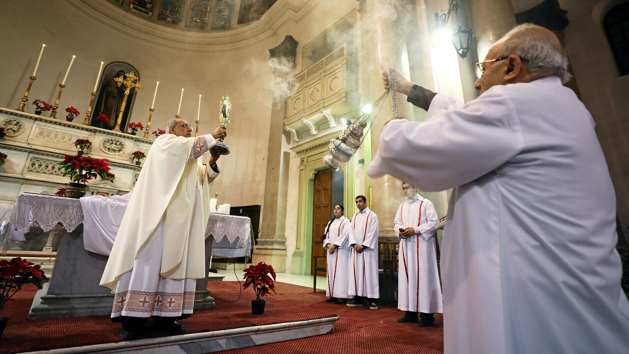 Father Farah (L) leads a New Year's Eve mass at Saint Joseph's Roman Catholic Church in Cairo, Egypt December 31, 2017. REUTERS/Mohamed Abd El Ghany - RC1B717DF600