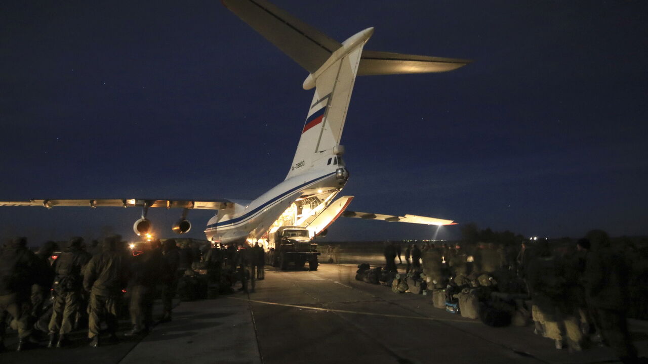 Russian marines, who guarded Russia's Hmeymim air base in Syria, gather next to a plane as they arrive at the Belbek military airport near the Black Sea port of Sevastopol, Crimea, December 28, 2015. REUTERS/Pavel Rebrov - GF10000277138