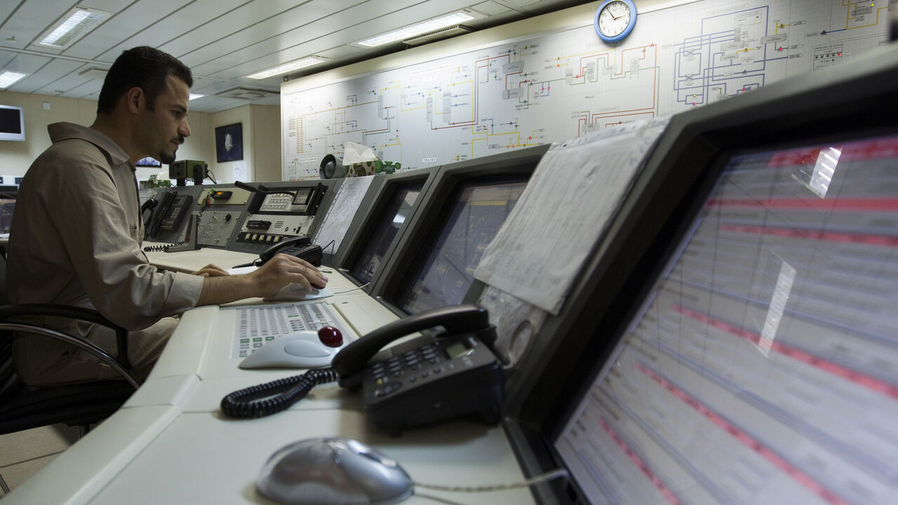 EDITORS' NOTE:  Reuters and other foreign media are subject to Iranian restrictions on their ability to film or take pictures in Tehran.

Workers manage the control room on the SPQ1 gas platform on the southern edge of Iran's South Pars gas field in the Persian Gulf off Assalouyeh,  1,000 km (621 miles) south of Tehran, January 26, 2011. Picture taken January 26, 2011. REUTERS/Caren Firouz (IRAN)
 - Tags: POLITICS ENERGY) - GM1E71S058V01