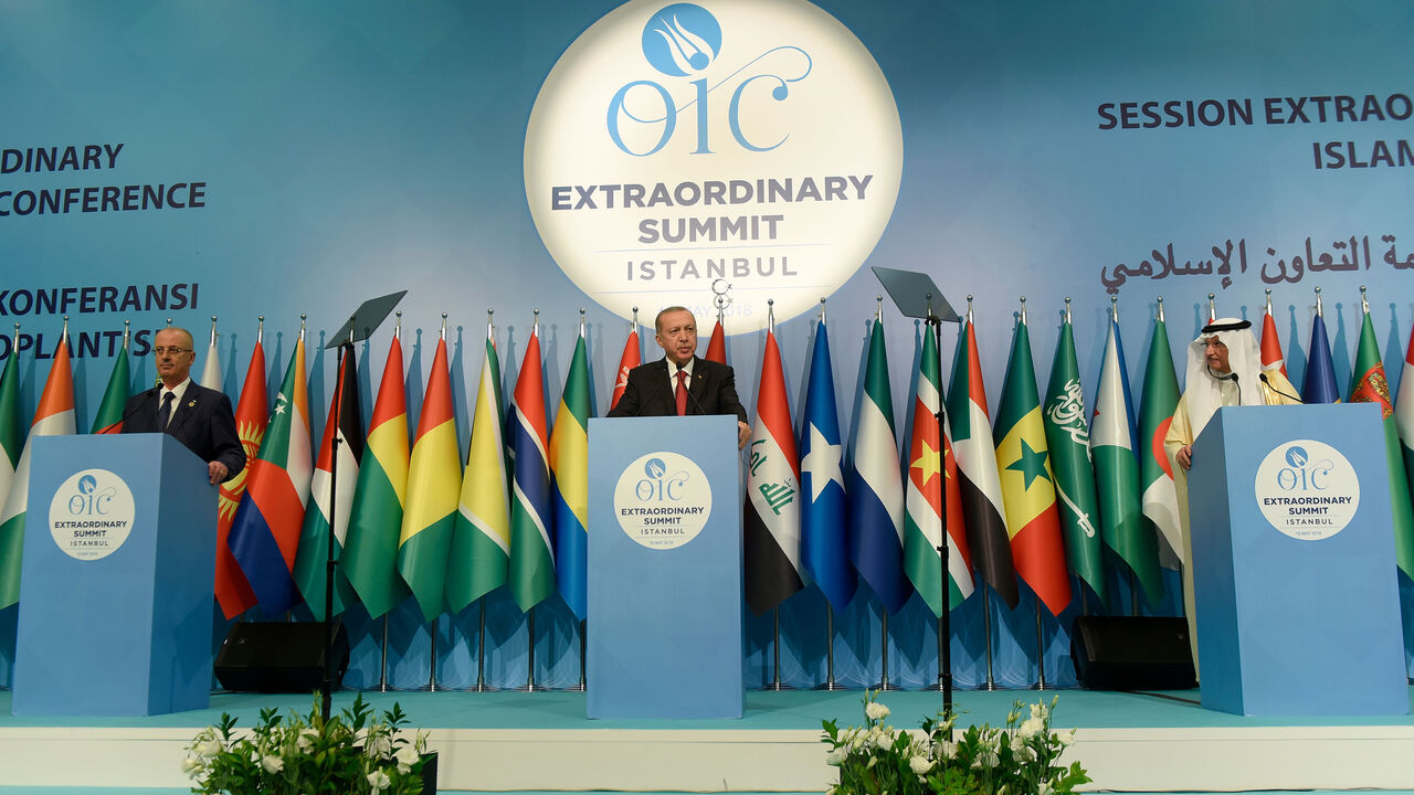 Turkish President Recep Tayyip Erdogan (C), Palestinian Prime Minister Rami Al Hamdallah (L) and The Secretary General of The Organisation Of Islamic Cooperation (OIC) Yousef Ahmed Al-Othaimeen (R) address a press conference at the extraordinary summit of the Organisation of Islamic Cooperation (OIC) in Istanbul early May 19, 2018. - The Organisation of Islamic Cooperation (OIC) held an extraordinary summit in Istanbul to show solidarity with the Palestinian people following the opening of US Embassy in Jer