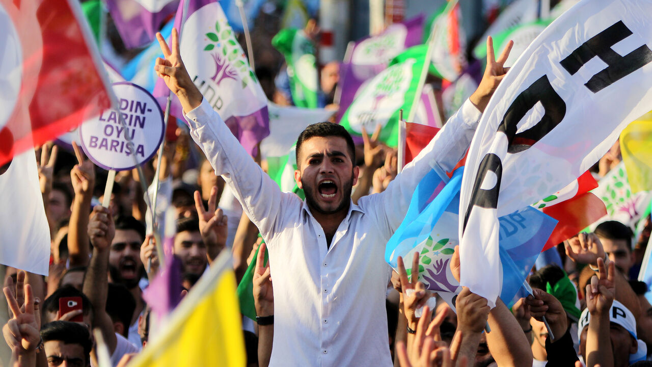 Supporters of Turkey's main pro-Kurdish Peoples' Democratic Party (HDP) attend a rally in Diyarbakir, Turkey June 20, 2018. REUTERS/Sertac Kayar - RC150C0CC790