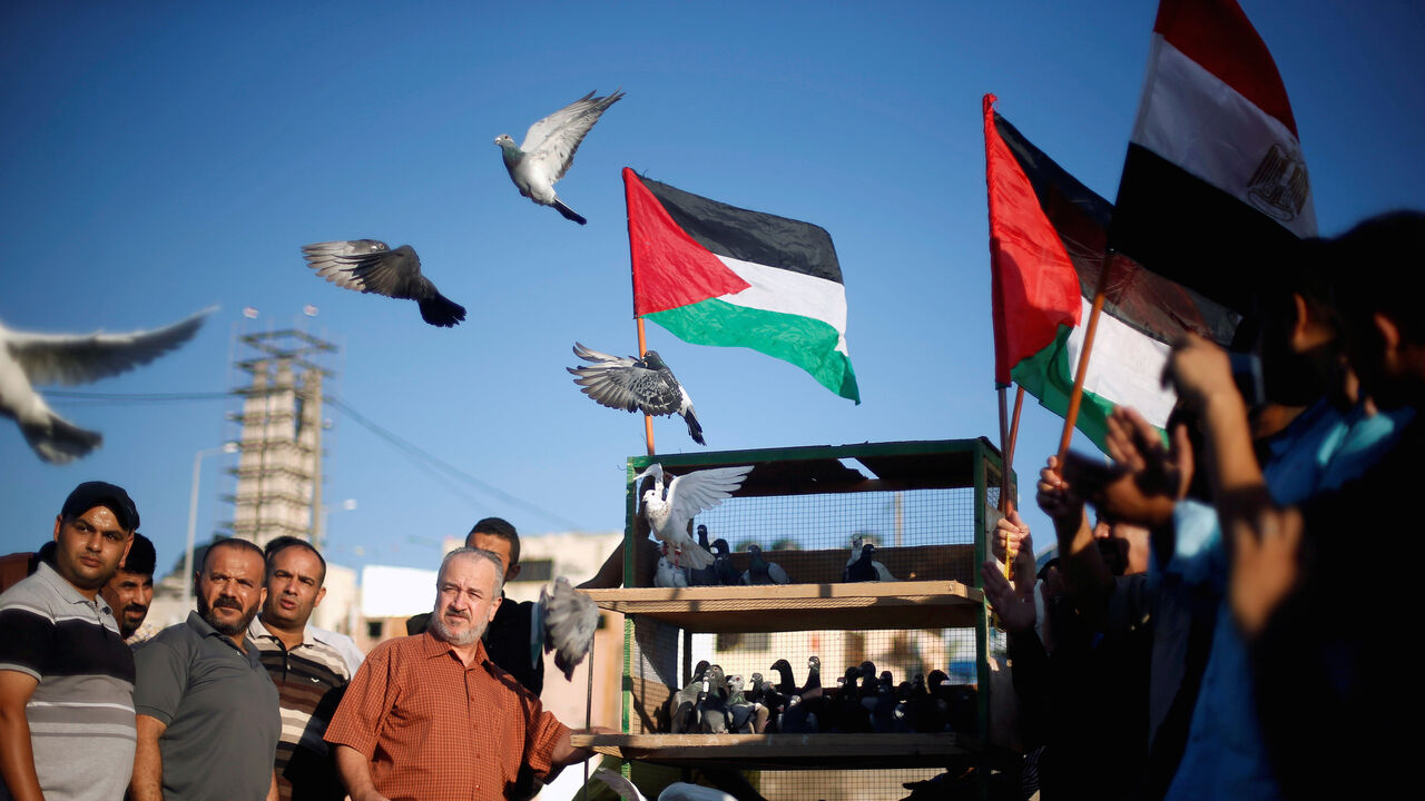 People release pigeons during an event to show support for a unity deal between rival Palestinian factions Hamas and Fatah, in Gaza City, October 13, 2017. REUTERS/Mohammed Salem     TPX IMAGES OF THE DAY - RC13CF7EA9F0