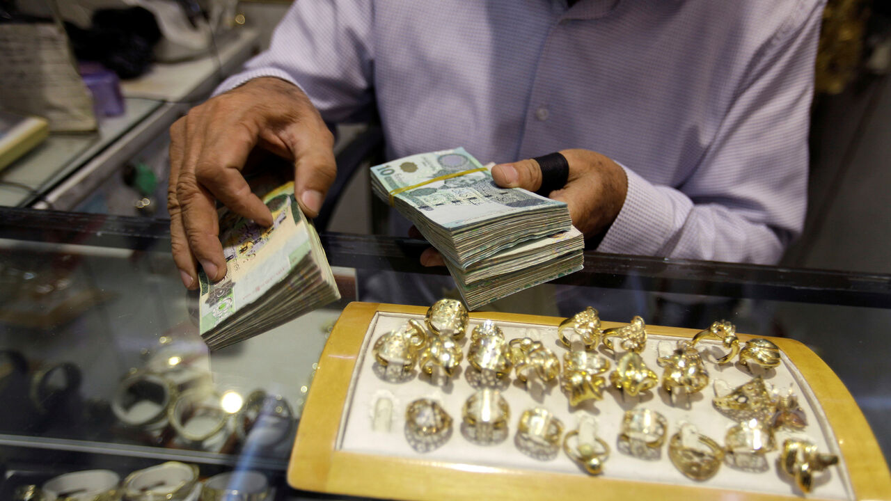 A man displays Libyan Dinar banknotes in a jewellery store in the old city of Tripoli, Libya October 26, 2017. Picture taken October 26, 2017. REUTERS/Ismail Zitouny - RC15E19B5990