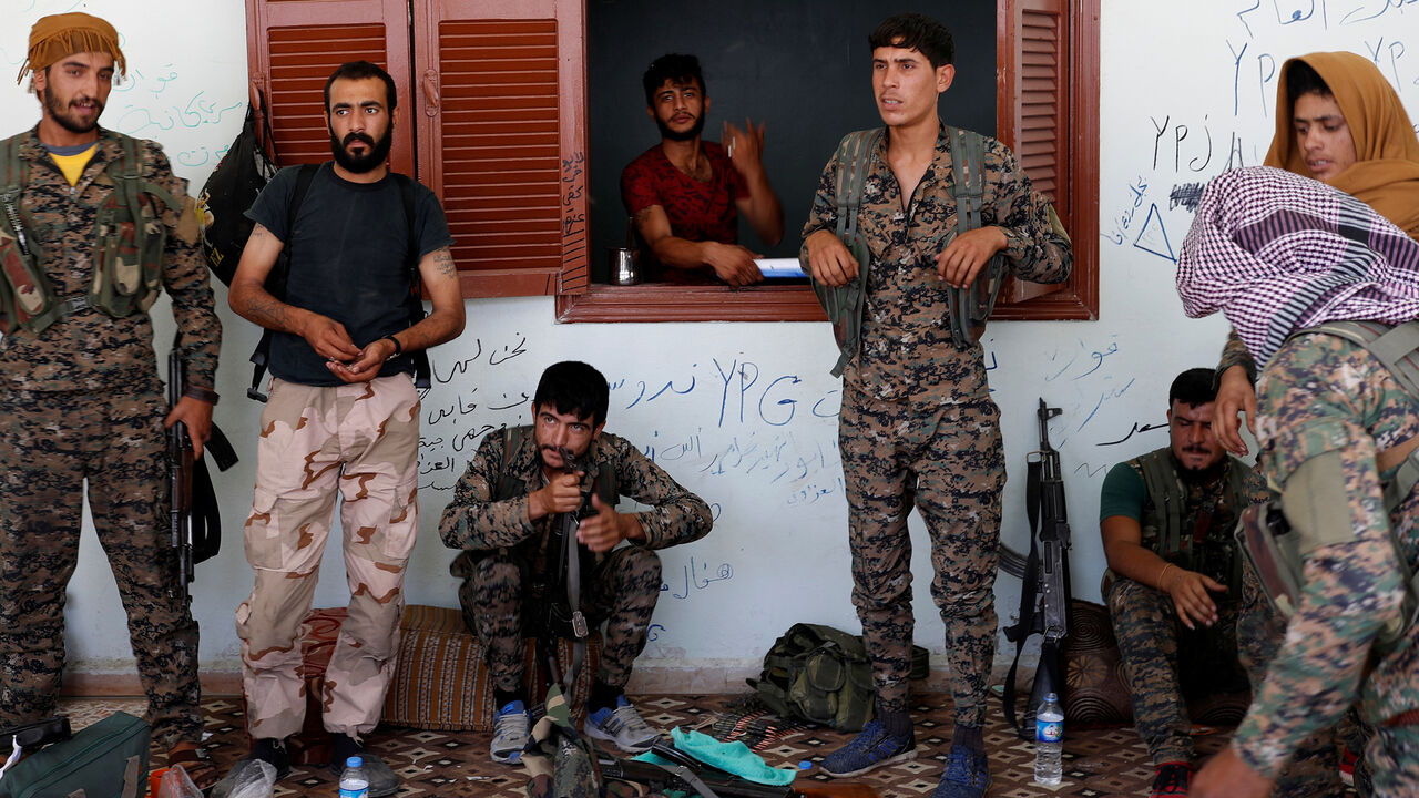 Kurdish fighters from the People's Protection Units (YPG) stand outside a house in Raqqa, Syria June 21, 2017. REUTERS/Goran Tomasevic - RC1494327B10