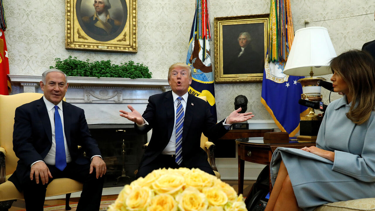 U.S. President Donald Trump and first lady Melania Trump welcome Israel Prime Minister Benjamin Netanyahu in the Oval Office of the White House in Washington, U.S., March 5, 2018. REUTERS/Kevin Lamarque - RC1A43C3C000