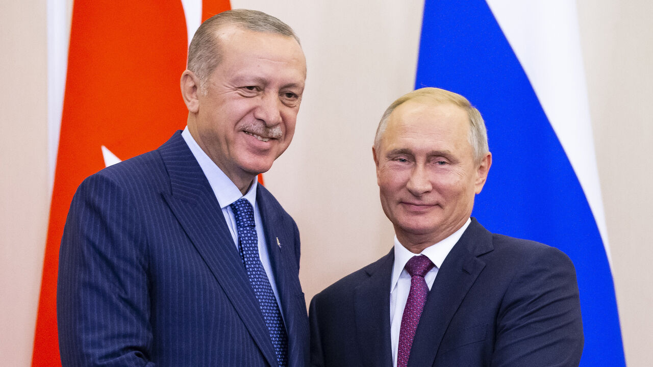 Russian President Vladimir Putin (R) and his Turkish counterpart Tayyip Erdogan shake hands during a news conference following their talks in Sochi, Russia September 17, 2018. Alexander Zemlianichenko/Pool via REUTERS - UP1EE9H1AY90W