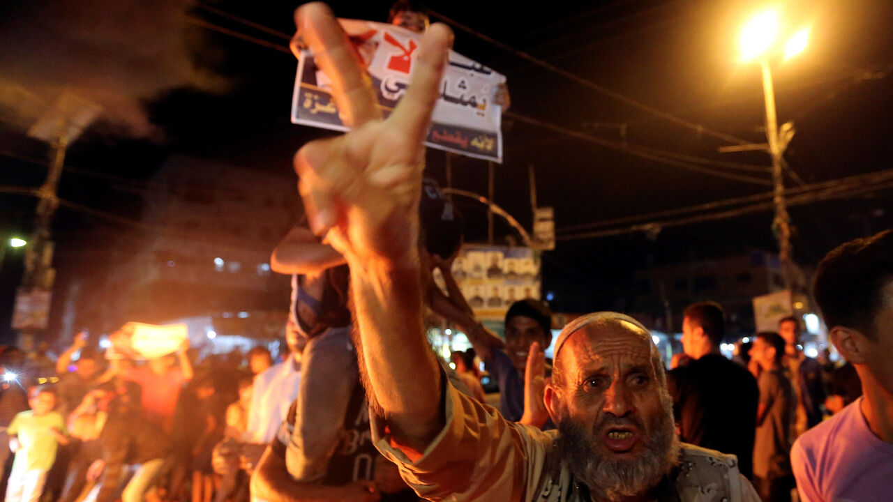 A demonstrator gestures during a protest against president Mahmoud Abbas following his speech at the United Nations General Assembly, in Rafah in the southern Gaza Strip September 27, 2018. REUTERS/Ibraheem Abu Mustafa - RC1E26D3E3B0