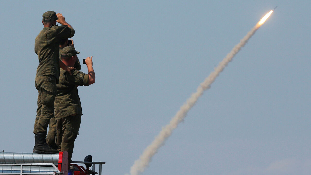 Russian servicemen watch the launch of the S-300 air defence system missile during the International Army Games 2016 at the Ashuluk military polygon outside Astrakhan, Russia, August 7, 2016. REUTERS/Maxim Shemetov - S1AETUBLCHAA