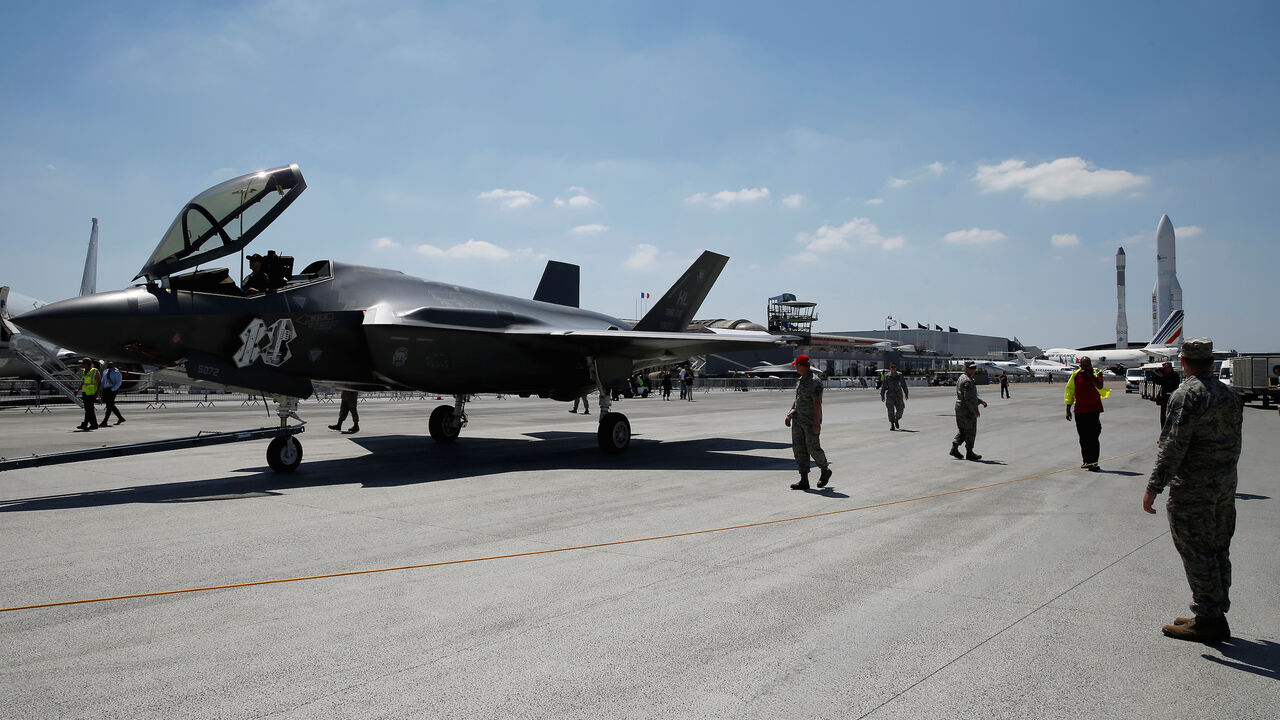 U.S. soldiers stand guard as a Lockheed Martin F-35 Lightning II aircraft is moved on the eve of the 52nd Paris Air Show at Le Bourget Airport near Paris, France June 18, 2017. REUTERS/Pascal Rossignol - RC1634F4C3A0