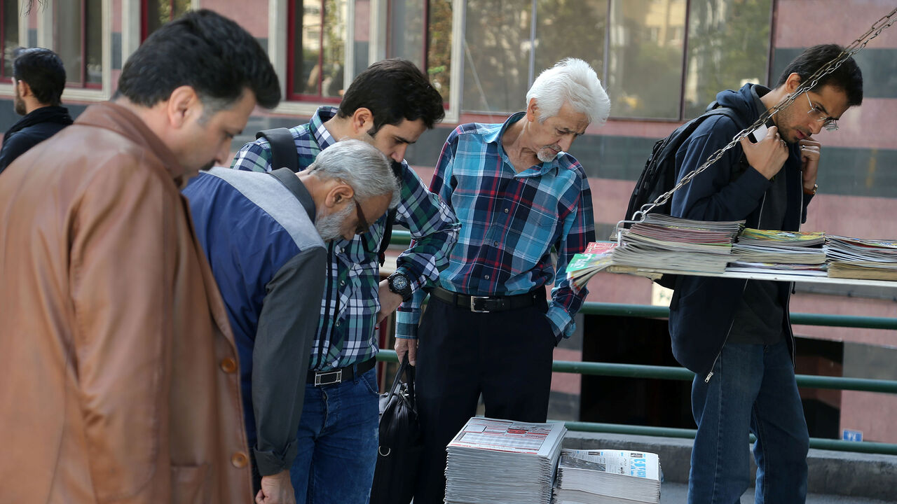 Men read newspapers and magazine headlines in Tehran, Iran October 14, 2017. Nazanin Tabatabaee Yazdi/TIMA via REUTERS ATTENTION EDITORS - THIS IMAGE WAS PROVIDED BY A THIRD PARTY. - RC181F519590