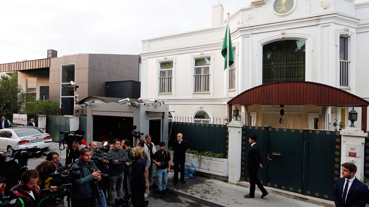 Members of the media wait for police and forensic experts to arrive at a residence of Consul General of Saudi Arabia Mohammad al-Otaibi in Istanbul, Turkey October 16, 2018. REUTERS/Murad Sezer - RC169A67E020
