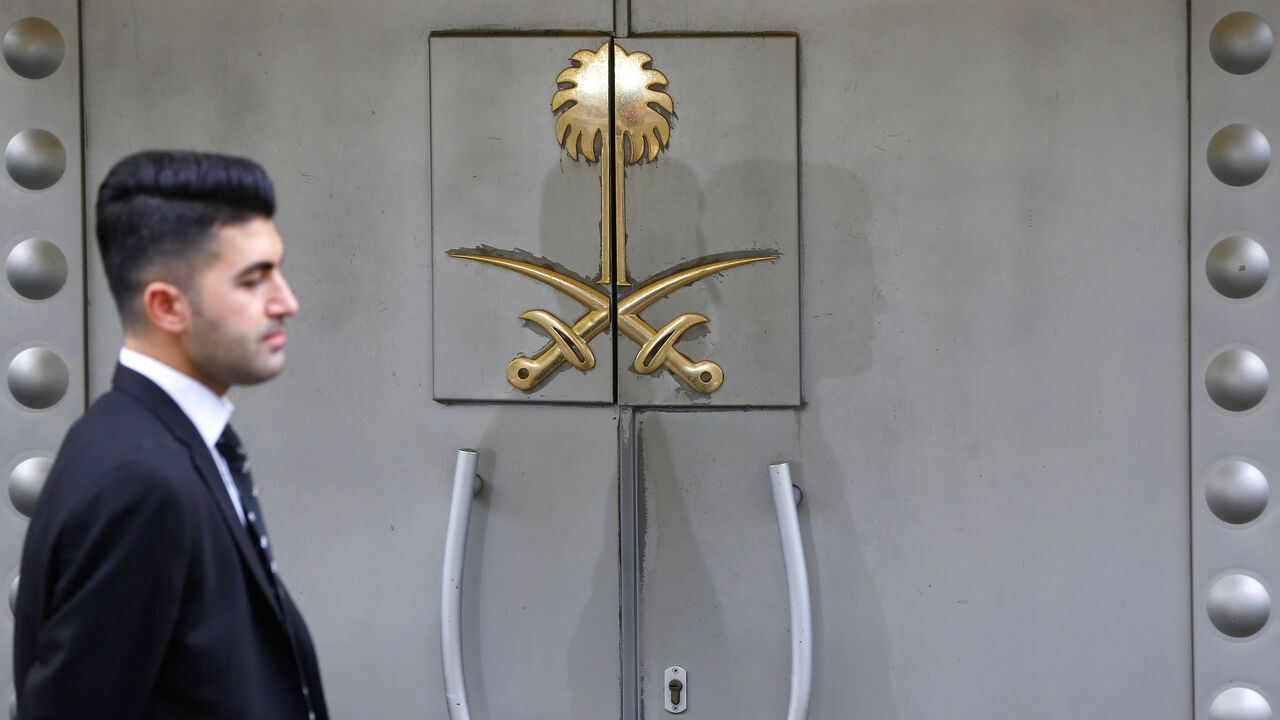 A security staff member stands at the entrance of Saudi Arabia's consulate in Istanbul, Turkey October 31, 2018. REUTERS/Osman Orsal - RC13A0631C00