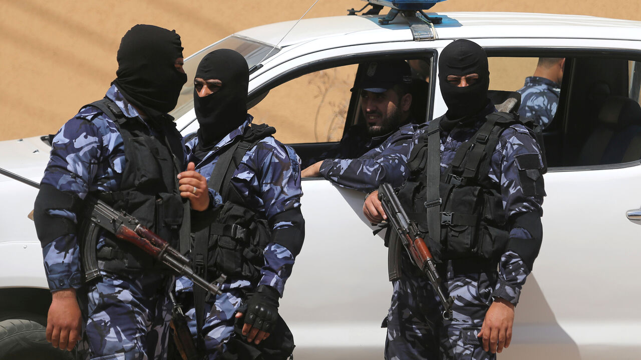 Palestinian security forces loyal to Hamas take up positions during an operation to arrest the main suspect in an assassination attempt against Palestinian Prime Minister Rami Hamdallah, in the central Gaza Strip March 22, 2018. REUTERS/Ibraheem Abu Mustafa - RC1F5CC56890
