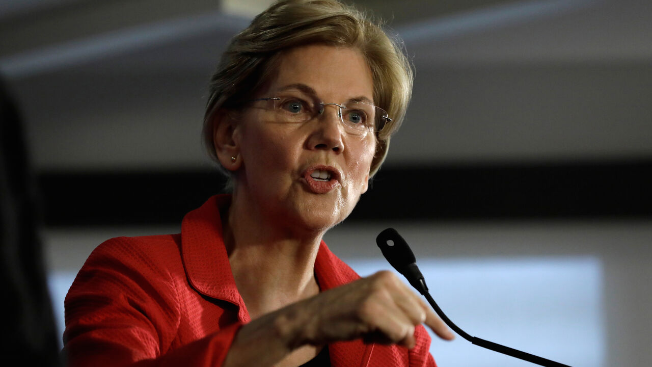 U.S. Senator Elizabeth Warren (D-MA) delivers a major policy speech on "Ending corruption in Washington" at the National Press Club, Washington, U.S., August 21, 2018. REUTERS/Yuri Gripas - RC1CC27B06B0