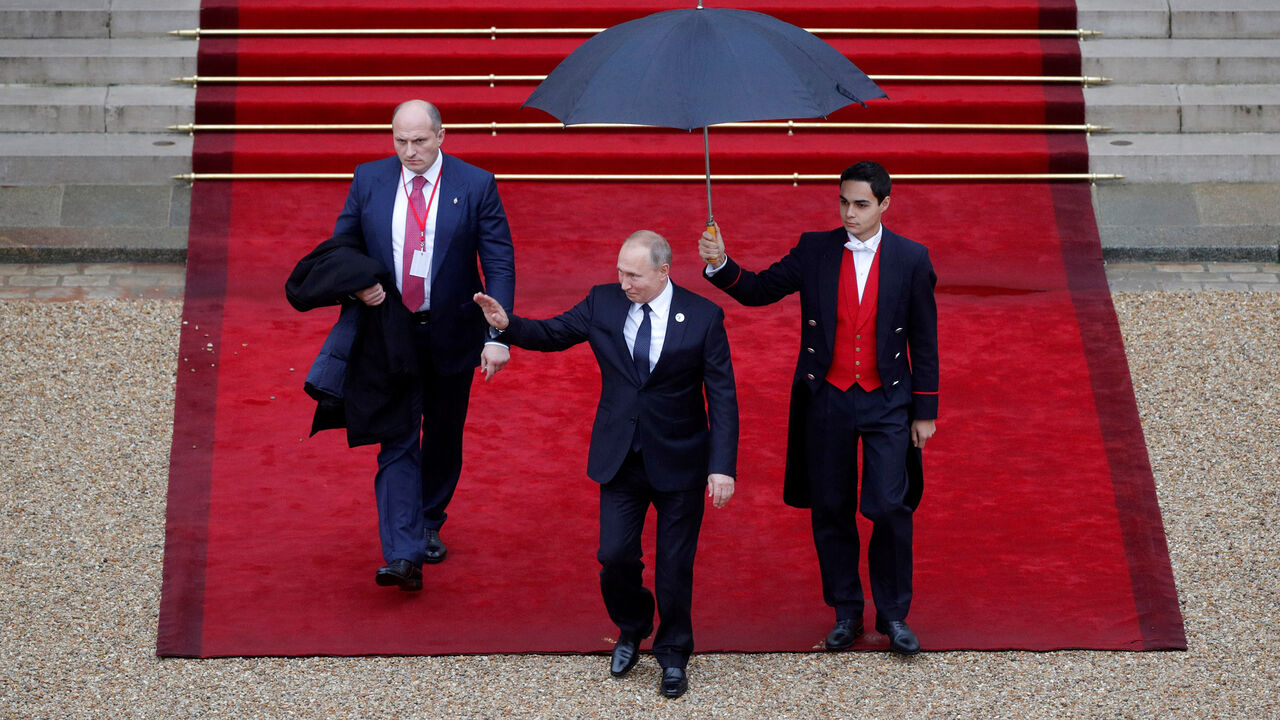 Russia's President Vladimir Putin leaves after a lunch at the Elysee Palace in Paris as part of the commemoration ceremony for Armistice Day, 100 years after the end of the First World War, France, November 11, 2018.  REUTERS/Philippe Wojazer/Pool     TPX IMAGES OF THE DAY - RC1EC88496F0