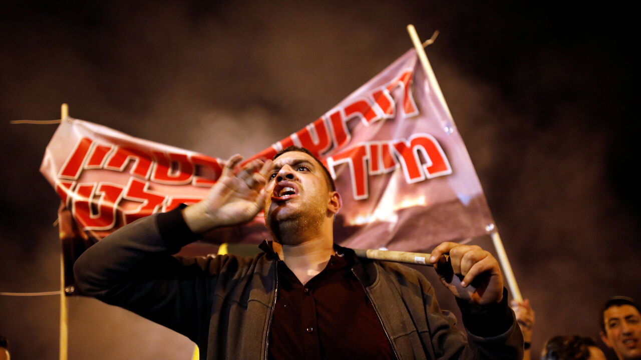 Residents of southern Israel protest against their government's decision to hold fire in Gaza in response to a similar decision by Palestinian militants, in Sderot, Israel November 13, 2018 REUTERS/ Amir Cohen - RC1E20B3BB30