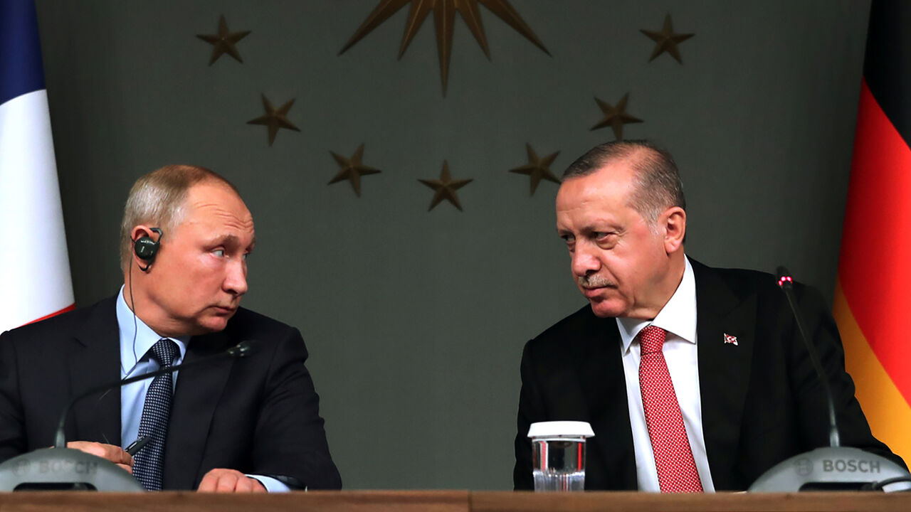 Russian President Vladimir Putin and Turkish President Tayyip Erdogan attend a news conference after a Syria summit, in Istanbul, Turkey October 27, 2018. Cem Oksuz/Pool via REUTERS - RC1C2A6030C0