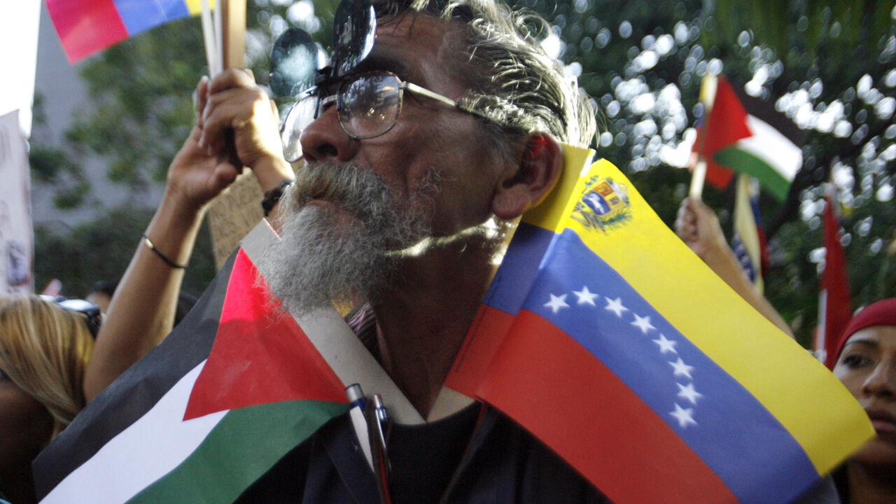 Demonstrators take part in a rally against Israel's offensive in Gaza, at Plaza Bolivar in downtown Caracas January 8, 2009. The U.N. Security Council called for an immediate ceasefire in the Gaza Strip on Thursday but Israeli warplanes kept up attacks.  REUTERS/Edwin Montilva (VENEZUELA) - GM1E5190U8901