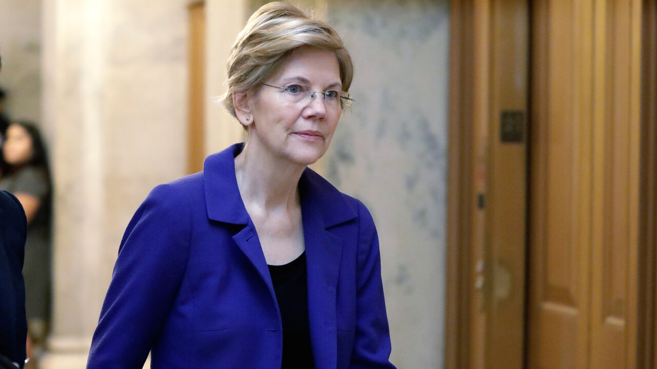 U.S. Senator Elizabeth Warren (D-MA) arrives for a procedural vote on the confirmation of U.S. Supreme Court nominee Brett Kavanaugh on Capitol Hill in Washington, U.S., October 5, 2018. REUTERS/Yuri Gripas - RC127649F840