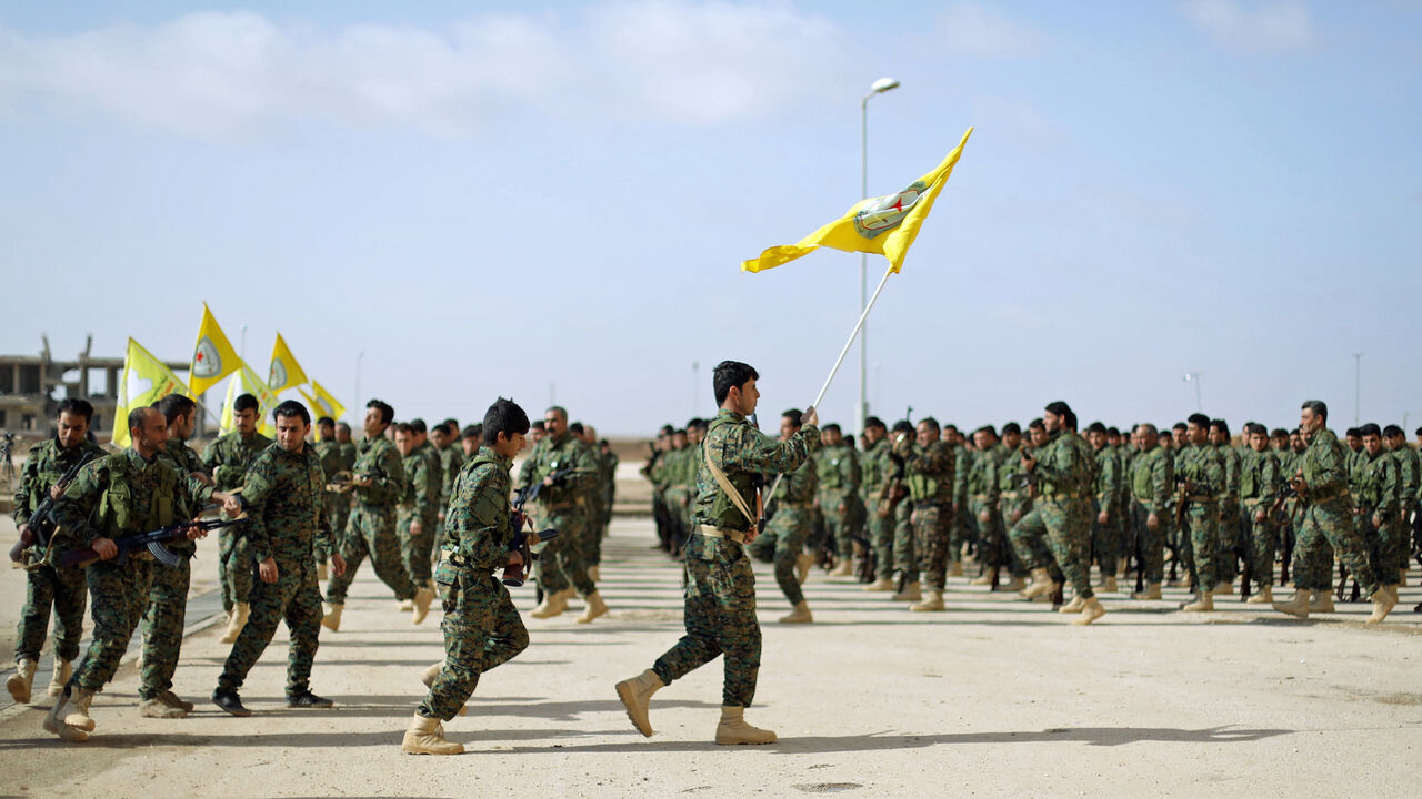 Fighters from a new border security force under the command of Syrian Democratic Forces (SDF) hold flags during a graduation ceremony in Hasaka, northeastern Syria, January 20, 2018. REUTERS/Rodi Said - RC1CD85096E0