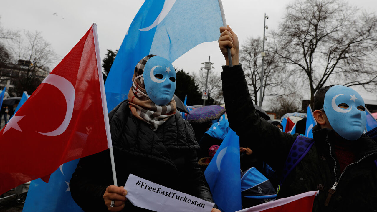 Ethnic Uighur demonstrators hold East Turkestan and Turkish flags during a demonstration against China in Istanbul, Turkey, February 23, 2019. REUTERS/Umit Bektas - RC1BEF41E5B0