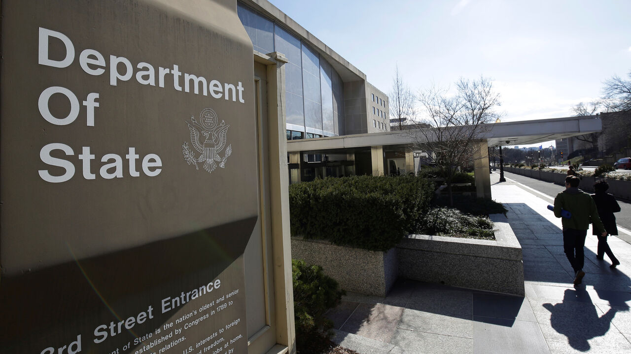People enter the State Department Building in Washington, U.S., January 26, 2017. REUTERS/Joshua Roberts - RC1D48272C00