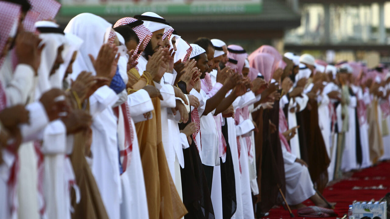 Saudis attend prayers marking the end of the fasting month of Ramadan in Central Riyadh September 20, 2009. Eid al-fitr marks the end of Ramadan, the holiest month in the Islamic calendar, during which Muslims around the world abstain from eating, drinking and sexual relations from sunrise to sunset.   REUTERS/Fahad Shadeed    (SAUDI ARABIA RELIGION SOCIETY) - GM1E59K16BL01