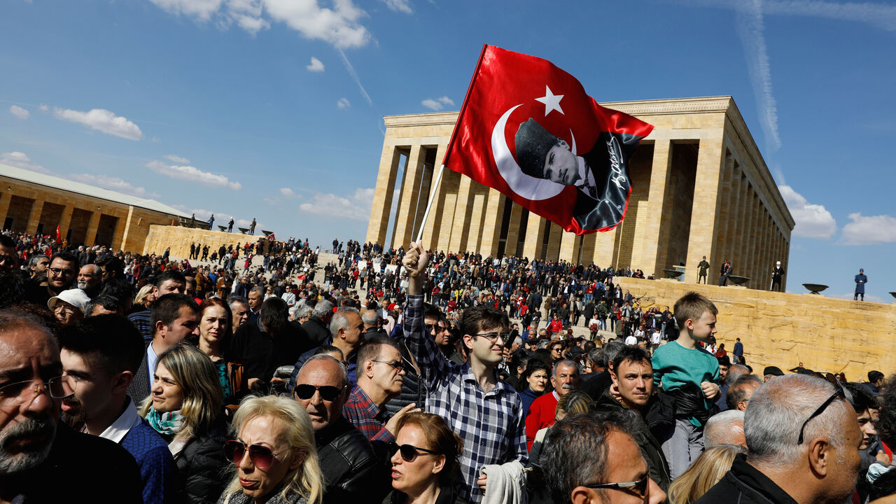 Supporters of Ekrem Imamoglu, main opposition Republican People's Party (CHP) candidate for mayor of Istanbul, wait for him to visit Anitkabir, the mausoleum of modern Turkey's founder Mustafa Kemal Ataturk, in Ankara, Turkey, April 2, 2019. REUTERS/Umit Bektas - RC1294858620