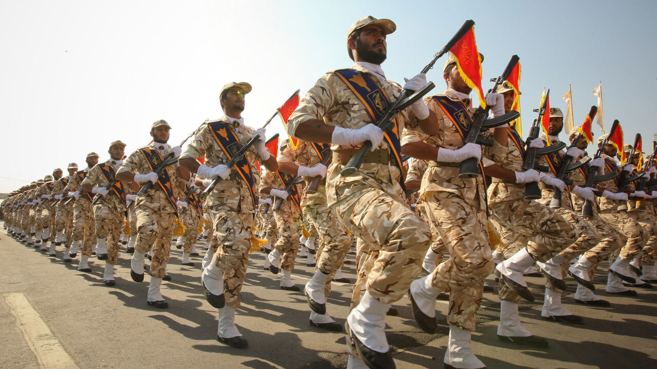 Members of the Iranian revolutionary guard march during a parade to commemorate the anniversary of the Iran-Iraq war (1980-88), in Tehran September 22, 2011. REUTERS/Stringer/File Photo - S1AETZITMIAA