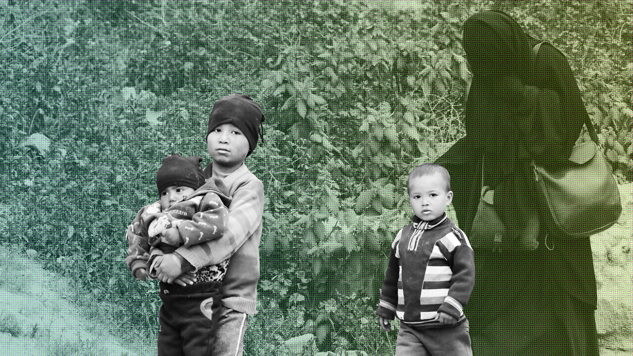 Woman and children of Islamic state militants walk as they surrendered in the village of Baghouz, Deir Al Zor province, Syria, March 14, 2019. REUTERS/Issam Abdallah - RC12226DF3C0