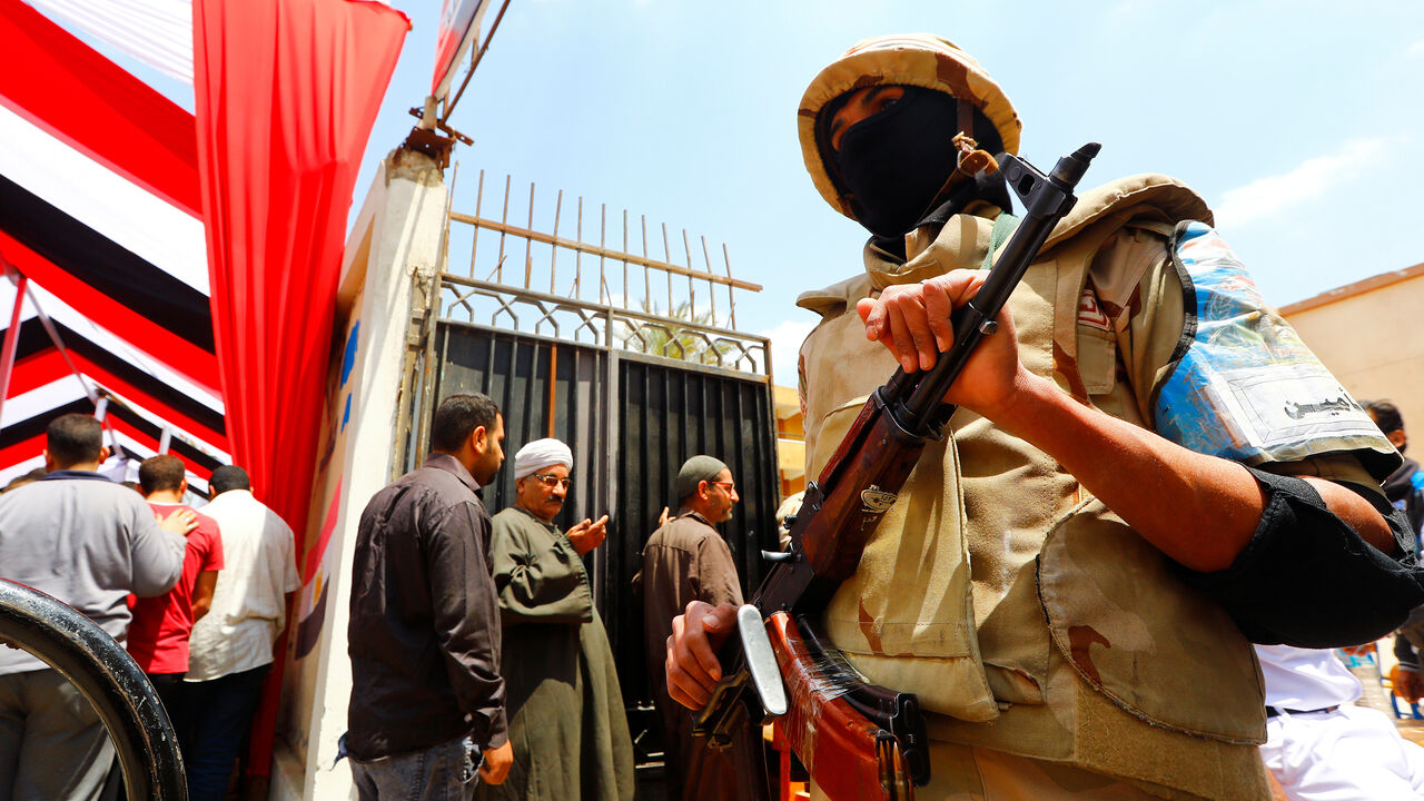 An army soldier stands guard outside a polling station, during the referendum on draft constitutional amendments, in Cairo, Egypt April 20, 2019. REUTERS/Amr Abdallah Dalsh - RC1ED6ECC000