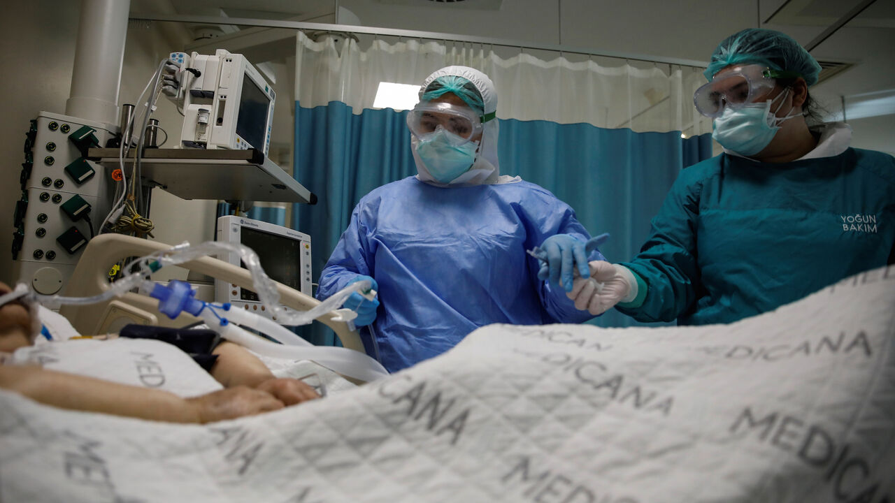 Nurses take care of a patient suffering from the coronavirus disease (COVID-19) at an intensive care unit of the Medicana International Hospital in Istanbul, Turkey, April 14, 2020. Picture taken April 14, 2020. REUTERS/Umit Bektas - RC2V4G9L6RFN