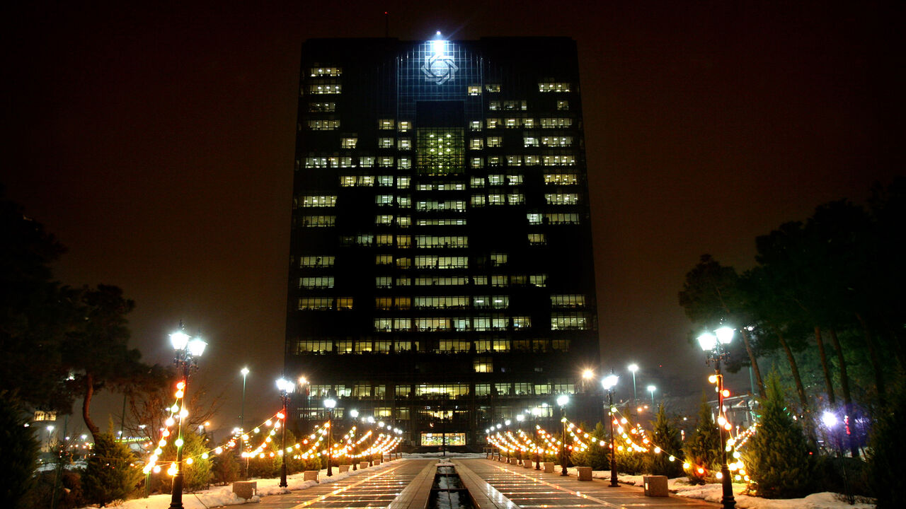 A general view of the Central Bank of Iran building in Tehran January 23, 2006. Iran's central bank has not implemented any measures in preparation for U.N. action over its atomic programme because it does not believe sanctions will be imposed, the bank said on Monday. REUTERS/Morteza Nikoubazl - RP3DSFDOPYAA