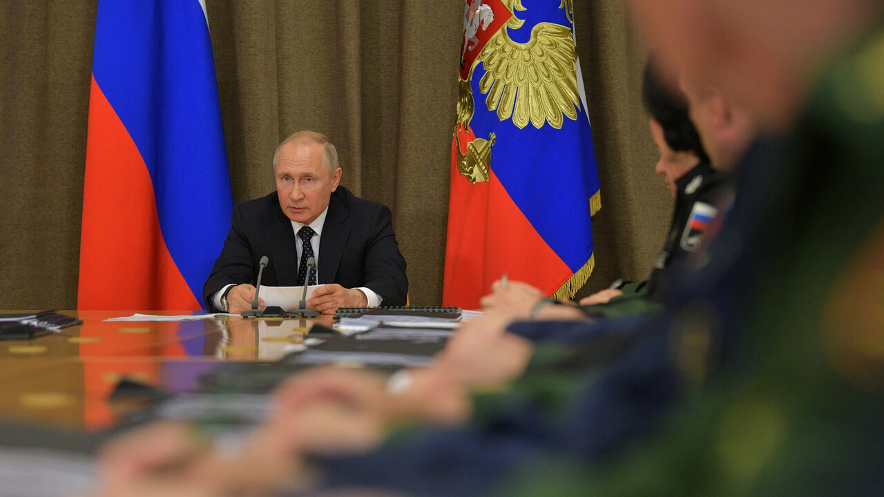 Russian President Vladimir Putin chairs a meeting on military aviation in Sochi, Russia May 15, 2019.  Sputnik/Alexei Druzhinin/Kremlin via REUTERS  ATTENTION EDITORS - THIS IMAGE WAS PROVIDED BY A THIRD PARTY. - RC1B14947F40