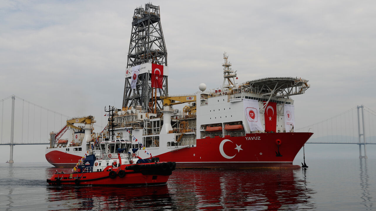 Turkish drilling vessel Yavuz sets sail in Izmit Bay, on its way to the Mediterranean Sea, off the port of Dilovasi, Turkey, June 20, 2019. REUTERS/Murad Sezer - RC17D18454C0