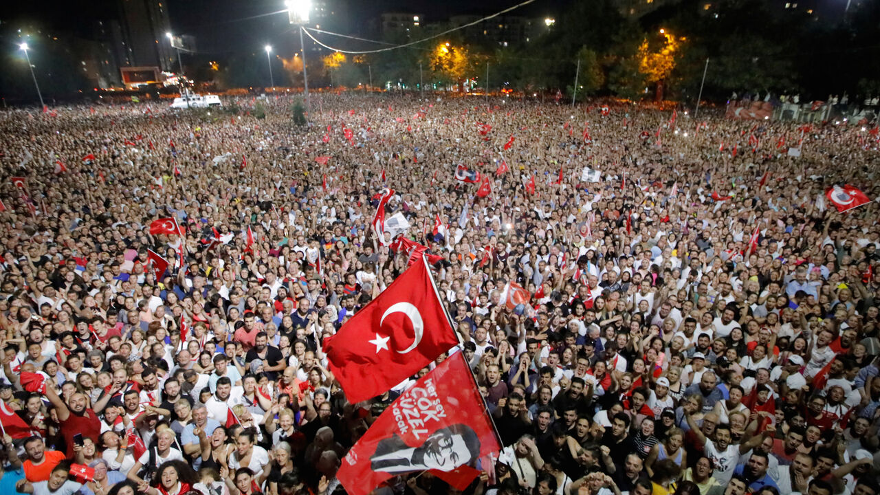 Supporters attend a rally of Ekrem Imamoglu, mayoral candidate of the main opposition Republican People's Party (CHP), in Beylikduzu district, in Istanbul, Turkey, June 23, 2019. REUTERS/Kemal Aslan     TPX IMAGES OF THE DAY - RC18D68868E0