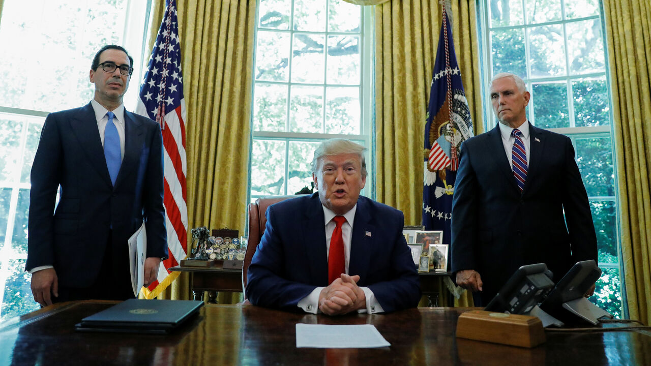 U.S.  President Donald Trump speaks before signing an executive order imposing fresh sanctions on Iran as Treasury Secretary Steven Mnuchin and Vice President Mike Pence look on in the Oval Office of the White House in Washington, U.S., June 24, 2019. REUTERS/Carlos Barria - RC1D3FDB52D0