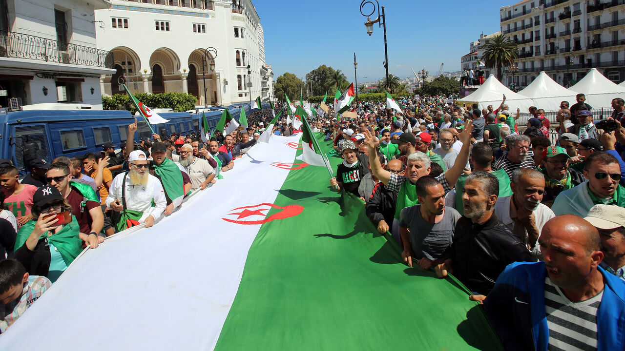 People take part in an anti-government protest in Algiers, Algeria May 31, 2019. REUTERS/Ramzi Boudina - RC12CDA69950