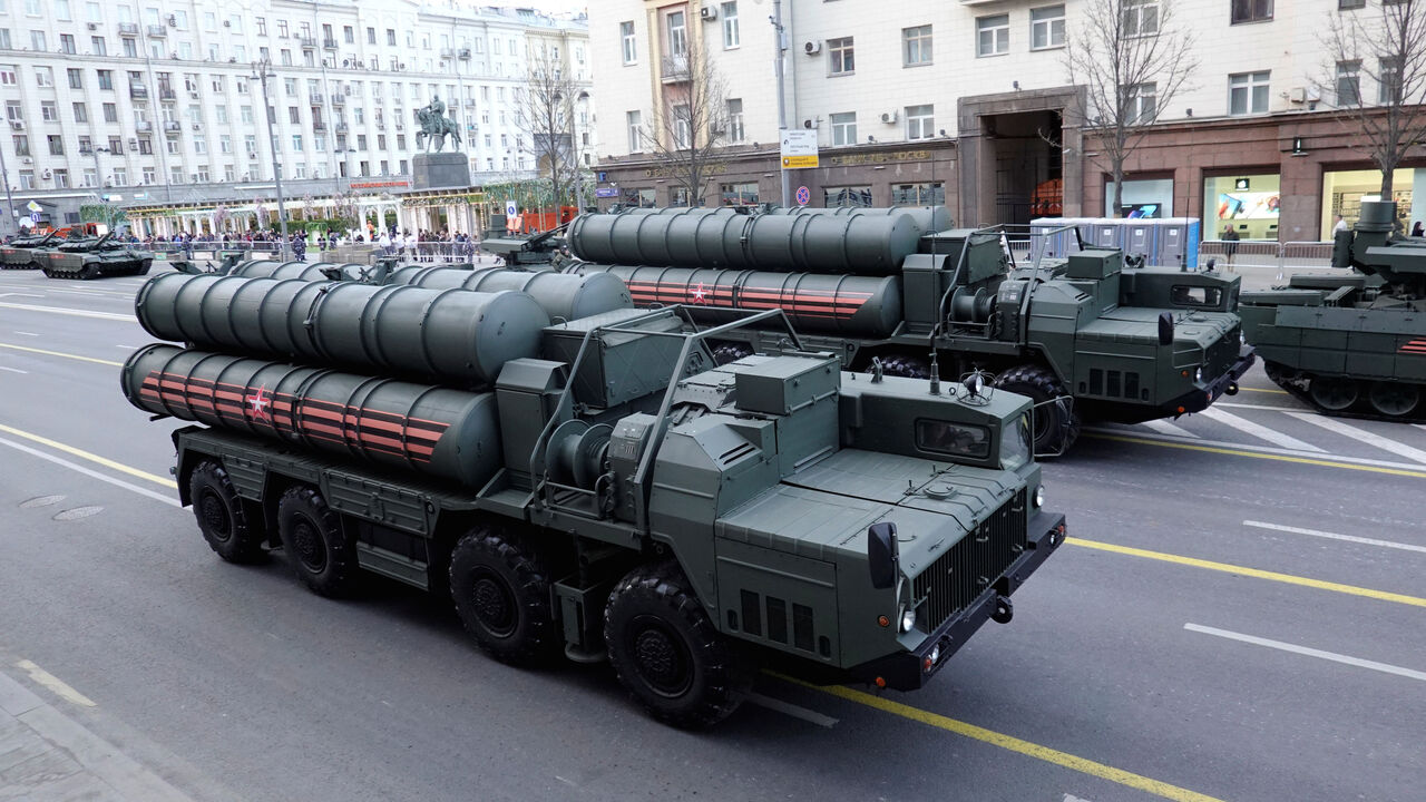Russian servicemen sit in the cabins of S-400 missile air defence systems in Tverskaya Street before a rehearsal for the Victory Day parade, which marks the anniversary of the victory over Nazi Germany in World War Two, in central Moscow, Russia April 29, 2019. REUTERS/Tatyana Makeyeva - RC1E849FD530
