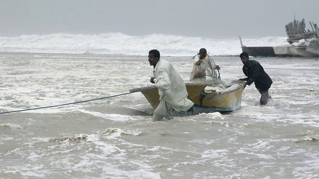 Local fishermen move their boat to a safe place during Cyclone Gonu in Jusk seaport, 2000 km (1240 miles) southeast of Tehran, June 6, 2007. Iran does not expect any disruption to oil exports from a cyclone that swept nearby Oman for a second day on Wednesday, a senior Iranian oil official said. REUTERS/Rezvani/Fars News (IRAN) - GM1DVKSEXTAA